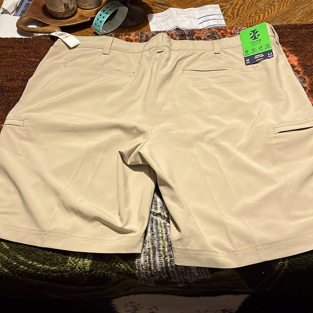Brand-IZOD golf swingflex cargo shorts, size-40W, brand new with tags.